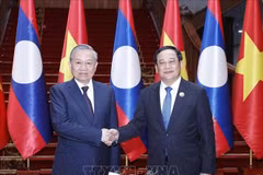 Le secrétaire général du Comité central du Parti communiste du Vietnam (PCV), Tô Lâm (à gauche), et le Premier ministre lao, Sonexay Siphandone. Photo: VNA