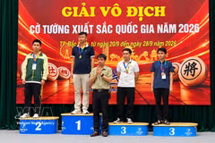 Les meilleurs joueurs du championnat lors de la remise des médailles. Photo : VNA