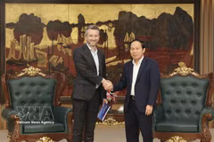 Layton Pike (à gauche), vice-président de l’Université RMIT Melbourne et président du Conseil d’administration de RMIT Vietnam, et le vice-Premier ministre Le Tien Chau. Photo: VNA