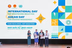 Le vice-ministre de l’Agriculture et de l’Environnement, Nguyen Hoang Hiep, et Pauline Tamesis, coordinatrice résidente des Nations unies au Vietnam, et des délégués lors de la cérémonie. Photo: VNA