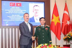 Le ministre de la Défense, Phan Van Giang (à droite), et Haluk Gorgun, président de la Presidency of Defence Industries. Photo: VNA