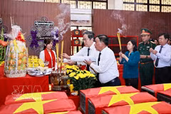 Le président de l'Assemblée nationale, Tran Thanh Man, le membre permanent du Secrétariat du Comité central du Parti, Tran Cam Tu, et d'autres délégués brûlent des bâtonnets d'encens en mémoire des martyrs au dépôt des restes de martyrs. Photo : VNA