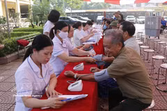 De nombreuses personnes, dont des personnes ayant rendu des services méritoires à la Révolution, bénéficient de consultations médicales et de médicaments gratuits. Photo : VNA