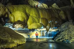 Dans la grotte de Va dans le parc national de Phong Nha-Ke Bang. Photo: nhandan.vn