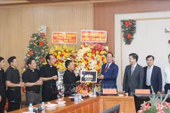 Le vice-président de l’Assemblée nationale Tran Quang Phuong offre des cadeaux de Noël au diocèse de Can Tho. Photo: VNA