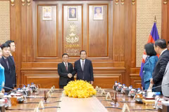 Tran Cam Tu, membre du Bureau politique et permanent du Secrétariat du Comité central du Parti communiste du Vietnam (PCV), et Samdech Techo Hun Sen, chef d'État par intérim du Cambodge, président du Parti du Peuple cambodgien (PPC) et président du Sénat du Cambodge. Photo: VNA