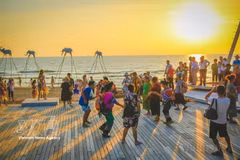Phu Quoc est une destination prisée de nombreux touristes vietnamiens et étrangers. Sur la photo : des visiteurs admirent le coucher de soleil sur la plage de Sunset Sanato. Photo : VNA
