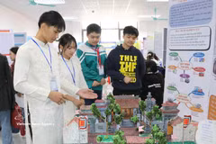 Projets d’élèves présentés lors d’un concours scientifique et d’une journée STEM à Ninh Binh, en janvier 2026. Photo : VNA