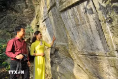 Poèmes gravés sur les parois du mont Non Nuoc. Photo: VNA