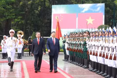 Le secrétaire général du PCV, Tô Lâm (à gauche), et le secrétaire général du PCC et président chinois, Xi Jinping, passent en revue la garde d'honneur de l'Armée populaire du Vietnam. Photo: VNA