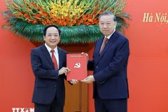 Le secrétaire général du Parti communiste du Vietnam (PCV), To Lam (droite), remet la décision à Trinh Van Quyet. Photo: VNA