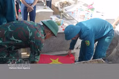 Conformément aux procédures en vigueur, des prélèvements ont été réalisés dans 9 des 25 cimetières de martyrs de la province. Photo: VNA