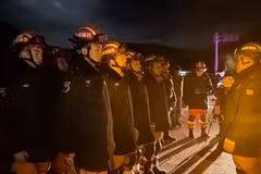 Des équipes de pompiers et de secouristes sont déployées dans les zones touchées par le séisme. Photo : Xinhua/VNA