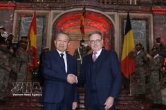 Le Premier ministre belge Bart De Wever accueille le secrétaire général du PCV et président vietnamien, To Lam. Photo : VNA