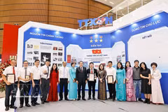 Le président de l’Assemblée nationale, Tran Thanh Man, avec les dirigeants de la VNA et les lauréats du 20e Prix national de la presse (édition 2025). Photo : VNA