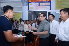 Le Premier ministre Pham Minh Chinh effectue une inspection du fonctionnement du modèle d’administration locale à deux niveaux à An Giang. Photo: VNA