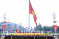 À 6h00, le drapeau national est hissé au sommet du mât de 29 m. Photo : PVNA
