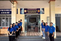 Des jeunes de l'Union de la jeunesse de la commune de Bu Gia Map accompagnent régulièrement les habitants dans leurs démarches administratives. Photo : VNA