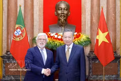 Le secrétaire général du Parti communiste du Vietnam (PCV) et président vietnamien, To Lam, et l'ambassadeur du Portugal, Joaquim Alberto De Sousa Moreira De Lemos. Photo: VNA
