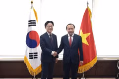 Le ministre Vu Hai Quan (à droite) et son homologue sud-coréen du Commerce, de l’Industrie et des Ressources, Kim Jung Kwan, le 30 septembre à Séoul. Photo : vnexpress.net