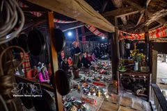 Le Mo Muong est un rituel populaire des Muong, pratiqué par un maître de cérémonie lors des funérailles et porteur de savoirs et de croyances traditionnels. Photo : VNA