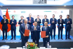 L’un des temps forts de l’événement a été l’échange de plusieurs documents de coopération entre entreprises vietnamiennes et russes, en présence du Premier ministre Le Minh Hung et de hauts responsables des deux pays. Photo: VNA