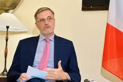 L’ambassadeur de France au Vietnam, Olivier Brochet, lors de la rencontre avec la presse, le 23 mai à Hanoï. Photo : CVN/VNA