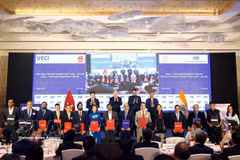 Le secrétaire général du Parti communiste du Vietnam (PCV) et président du Vietnam, To Lam, et le ministre en chef de l’État du Maharashtra, Shri Devendra Fadnavis, à la cérémonie d’échange d’accords de coopération entre des entreprises vietnamiennes et indiennes. Photo: VNA