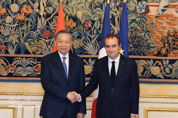 Le secrétaire général du PCV et président vietnamien, To Lam, et le Premier ministre français Sébastien Lecornu. Photo: VNA