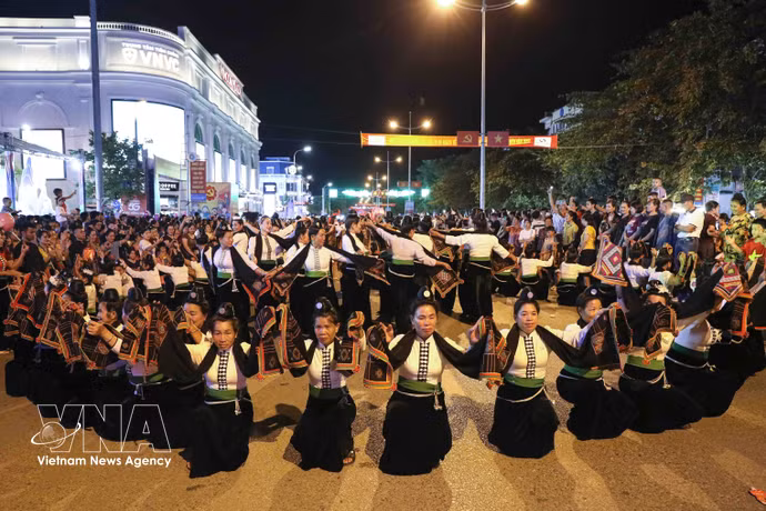 La danse Xòe traditionnelle des Thái lors du Festival de rue « Quintessence du Nord-Ouest ». Photo : VNA