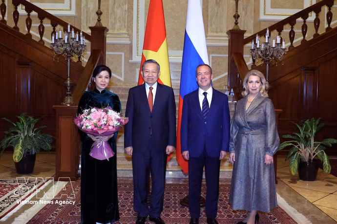 Le secrétaire général du PCV et président vietnamien, To Lam, et son épouse, aux côtés de Dmitri Medvedev, président du parti Russie unie et vice-président du Conseil de sécurité de la Fédération de Russie, et de son épouse. Photo : VNA