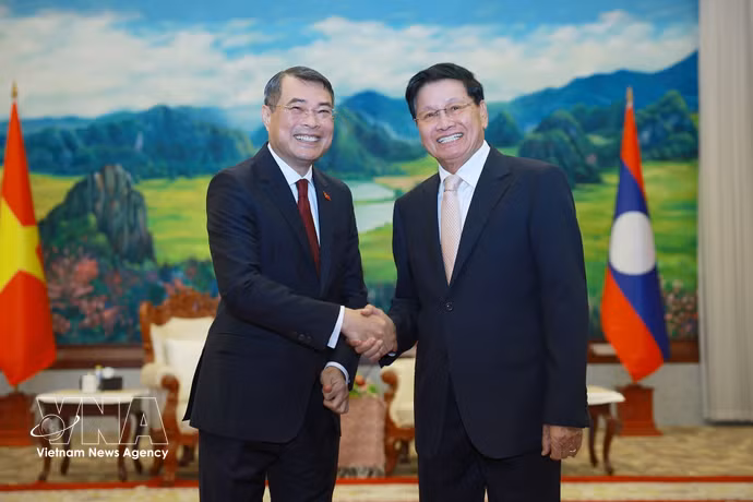 Le Premier ministre Le Minh Hung rencontre le secrétaire général du PPRL et président du Laos, Thongloun Sisoulith. Photo : VNA