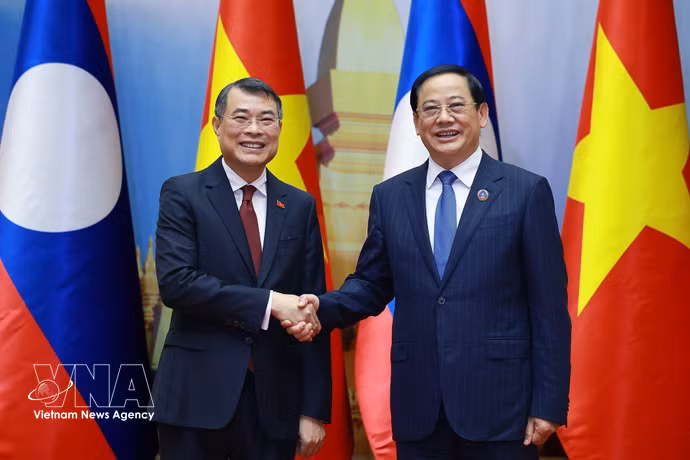 Le Premier ministre Le Minh Hung (à gauche) rencontre le président de l’Assemblée nationale lao, Sonexay Siphandone. Photo: VNA