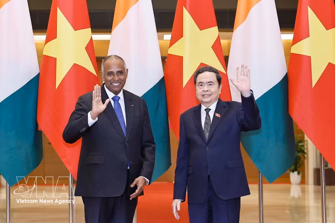 Le président de l’Assemblée nationale du Vietnam, Tran Thanh Man, et son homologue ivoirien, Patrick Achi. Photo: VNA