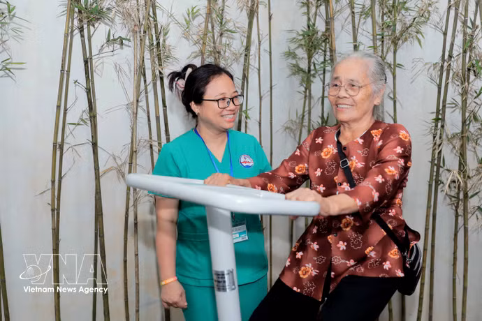 Ces dernières années, le Vietnam en général et Hanoï en particulier ont mis en œuvre de nombreuses politiques en faveur des personnes âgées. Photo: VNA