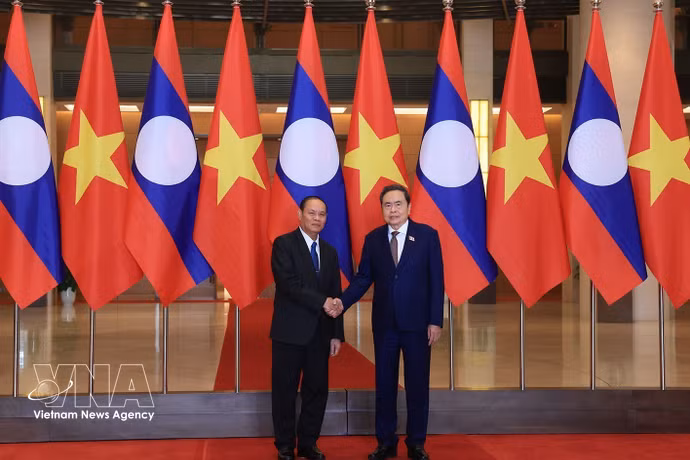 Le président de l'Assemblée nationale, Tran Thanh Man, et Vilay Lakhamphong, permanent du Secrétariat du Comité central du Parti populaire révolutionnaire lao (PPRL). Photo: VNA