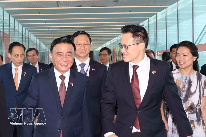 Le ministre d’État singapourien à la Défense, Desmond Choo, accueille Tran Cam Tu, membre du Bureau politique et permanent du Secrétariat du Comité central du PCV, à l’aéroport international Changi. Photo : VNA