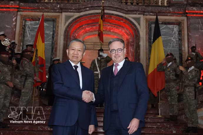 Le Premier ministre belge Bart De Wever accueille le secrétaire général du PCV et président vietnamien, To Lam. Photo : VNA