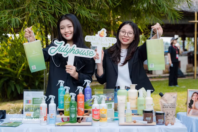 Le commerce électronique ouvre une nouvelle voie d’entrepreneuriat pour les jeunes. Photo: VNA