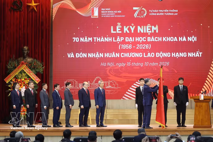 Le secrétaire général du Parti communiste du Vietnam et président de la République, To Lam, remet l’Ordre du Travail de premier classe à l'Université des sciences et des technologies de Hanoï. Photo: VNA