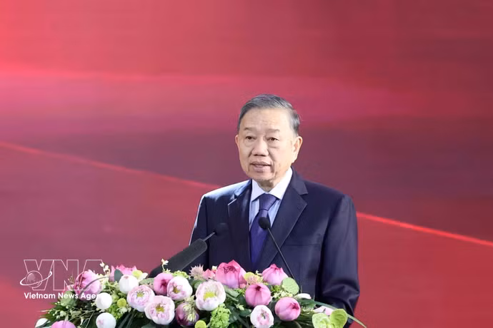 Le secrétaire général du Parti et président de la République, Tô Lâm s'exprime à la cérémonie célébrant le 50e anniversaire de la création de l’Université d’économie de Hô Chi Minh-Ville. Photo: VNA