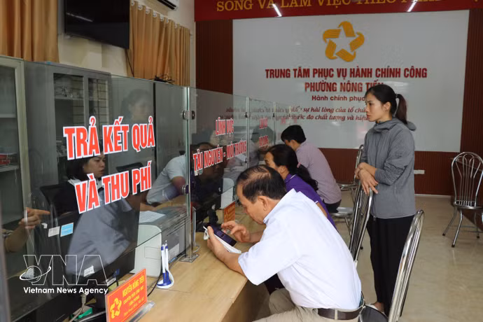 Des citoyens effectuent des formalités au centre de services administratifs publics du quartier de Nong Tien, province de Tuyen Quang. Photo. VNA