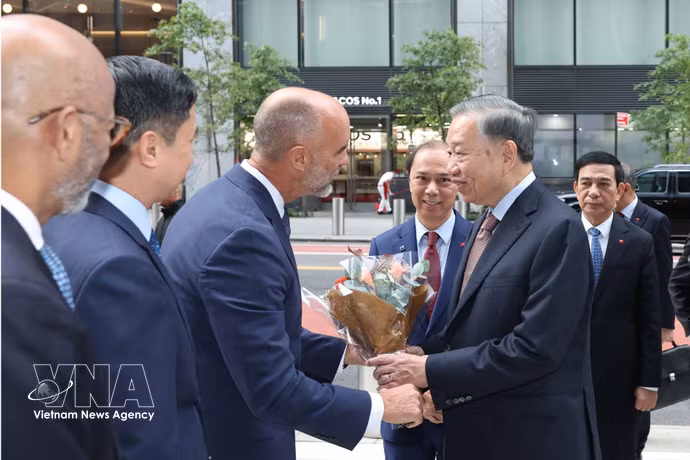 Le secrétaire général du Parti et président vietnamien To Lam visite le groupe Pfizer aux États-Unis. Photo: VNA