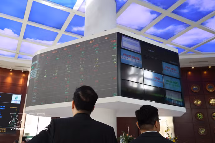 Des investisseurs suivent l'évolution du cours des actions à la Bourse de Hô Chi Minh-Ville (HOSE). Photo : VNA.
