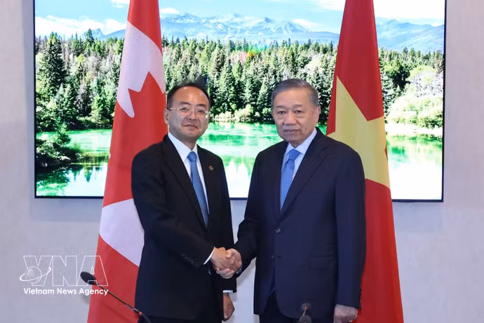 Le secrétaire général et président To Lam (droite) et le président du Conseil de l’Organisation de l’aviation civile internationale, Toshiyuki Onuma. Photo: VNA