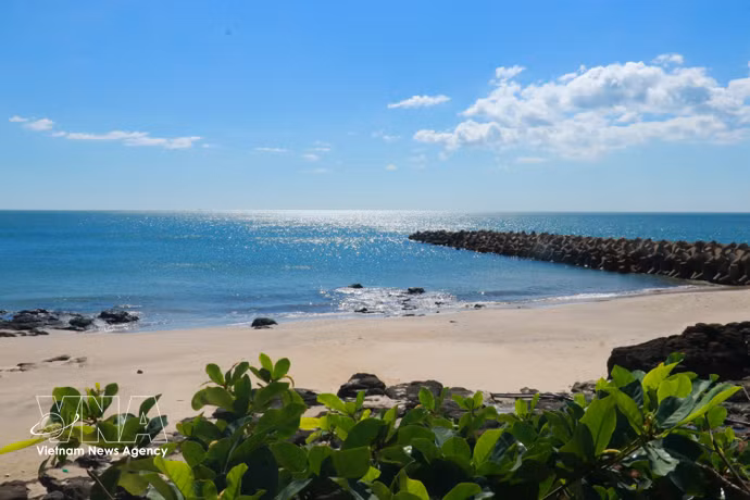 La mer bleue, le sable blanc et les récifs rocheux naturels façonnent le charme unique et captivant de la plage Cua Tung. Photo: VNA