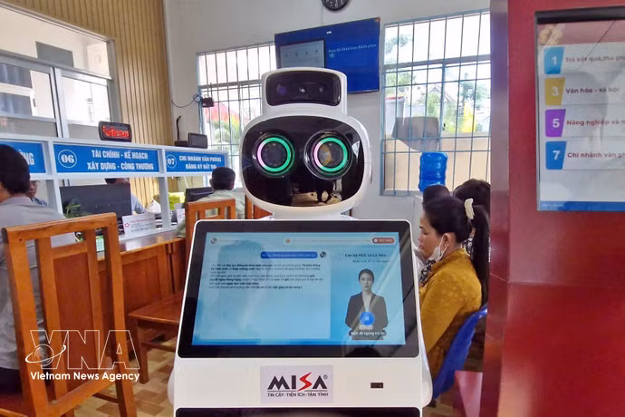 Au Centre des services administratifs publics de la commune de Lai Hoa, les citoyens sont accueillis par un robot réceptionniste intelligent. Photo: VNA
