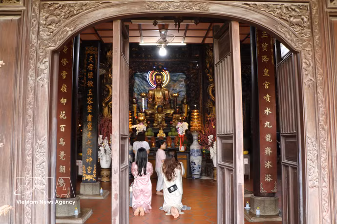 À l’intérieur, on y trouve des motifs de gravure murale ou sur bois, qui caractérisent bien les traditions du Vietnam. Photo: VNA